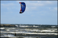 föreställer en kitesurfare ute på havet