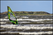 en vindsurfare från träslövsläge som surfar på vågorna